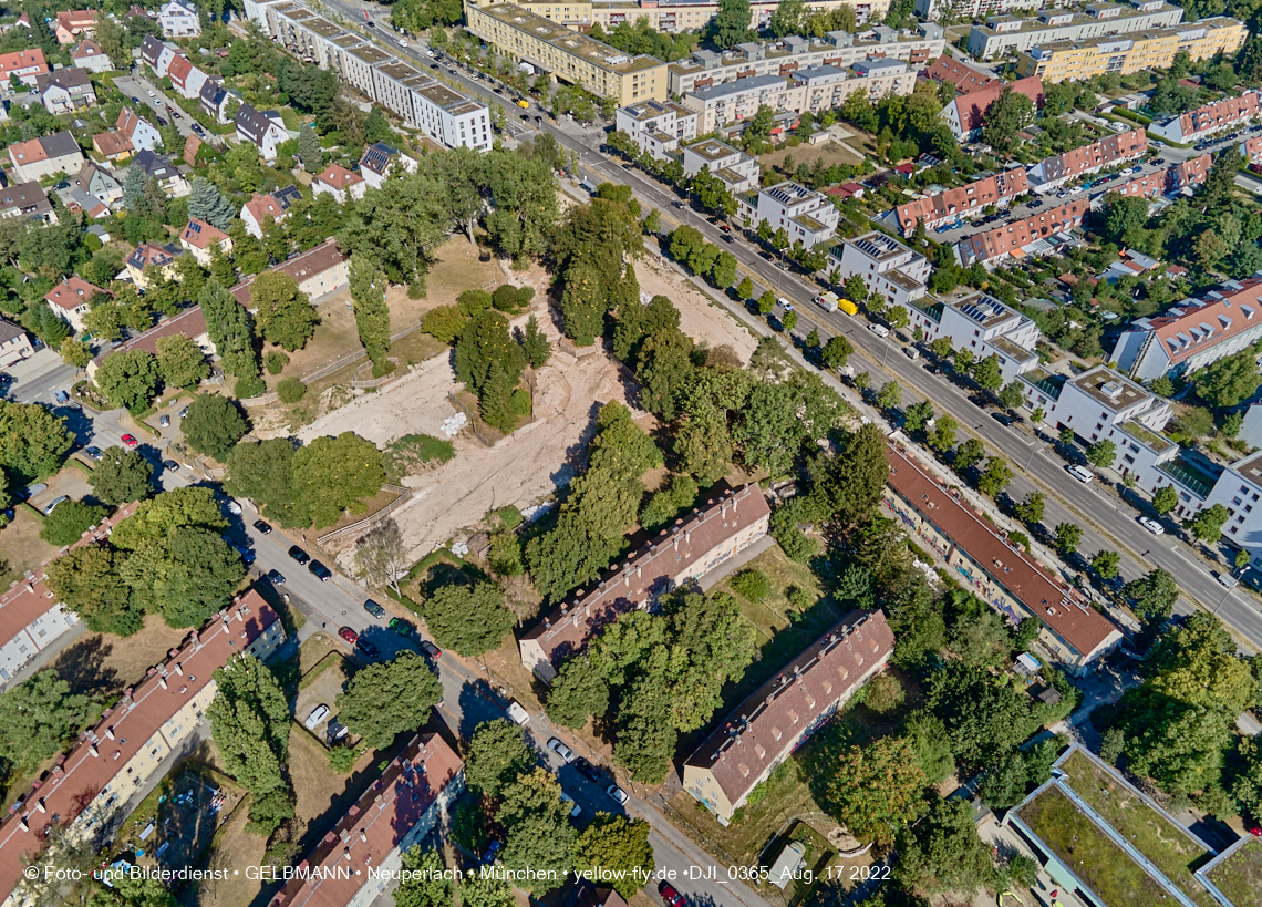 17.08.2022 - Luftbilder von der Baustelle Maikäfersiedlung in Berg am Laim